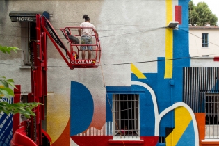  3 eme edition de la Street art Avenue, sur les bords du canal de Saint Denis-Aubervilliers. Ici, l'artiste Polar au travail, 3 quai François Mitterand, Saint-Denis. Septembre 2018.